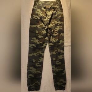 SHOSHO Women Size SM Green Camouflage Elastic Waist Athletic Yoga Leggings Pants